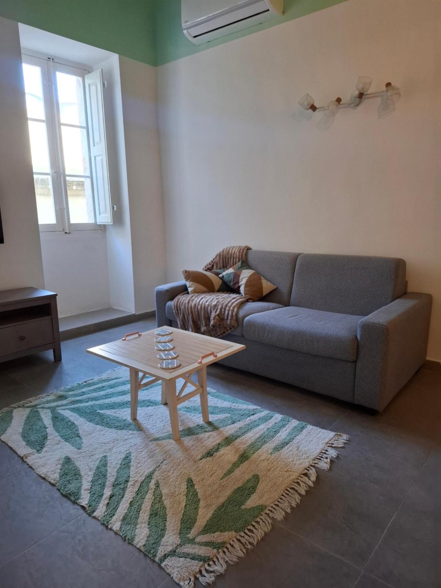 Doors Apartment *